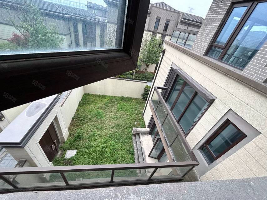 华堂嘉园，4室2厅3卫，167.00㎡，毛坯，售价750万 二手房