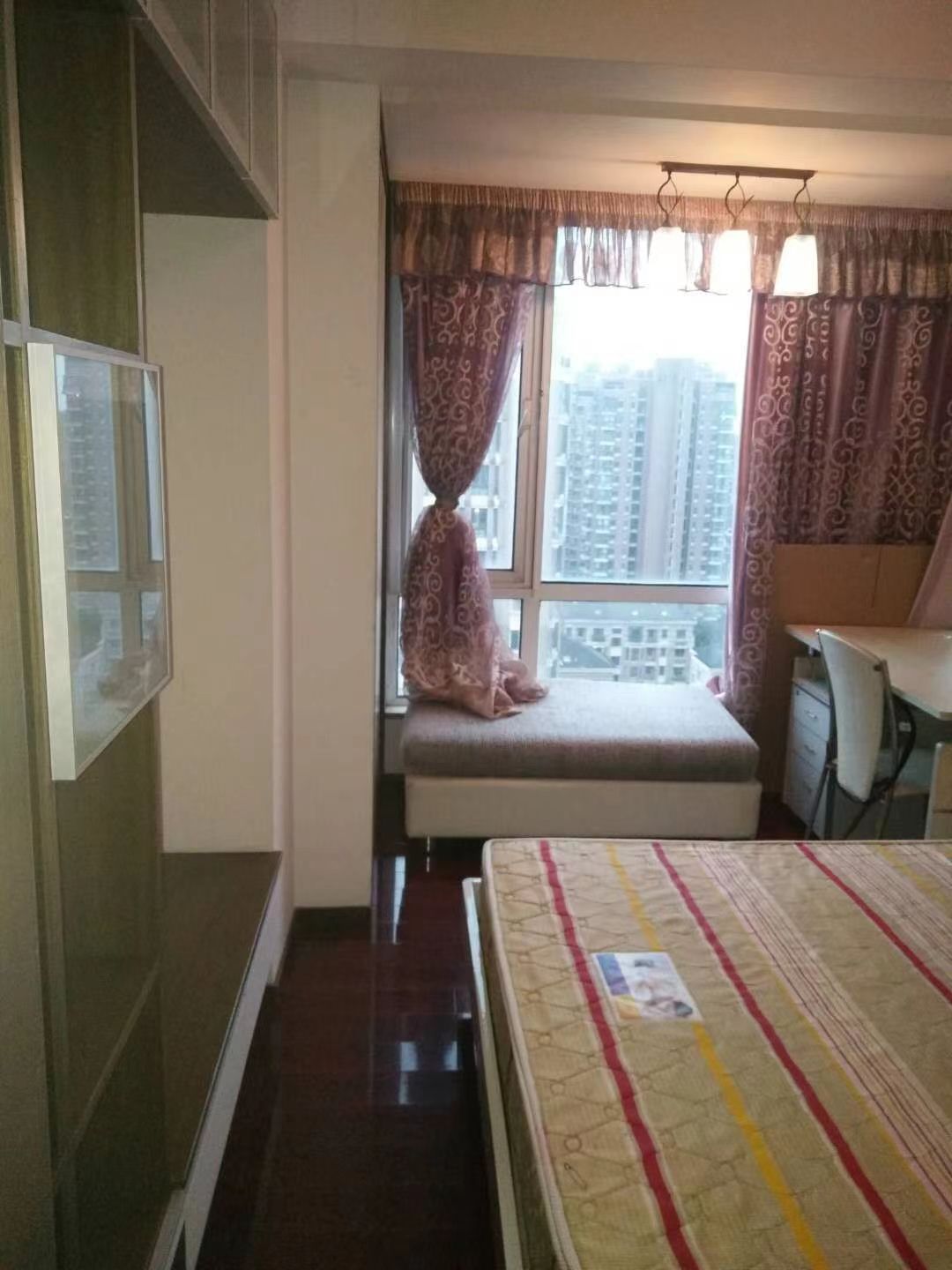 盛世华城，2室2厅1卫，76㎡，精装，租金2500元/月 租房