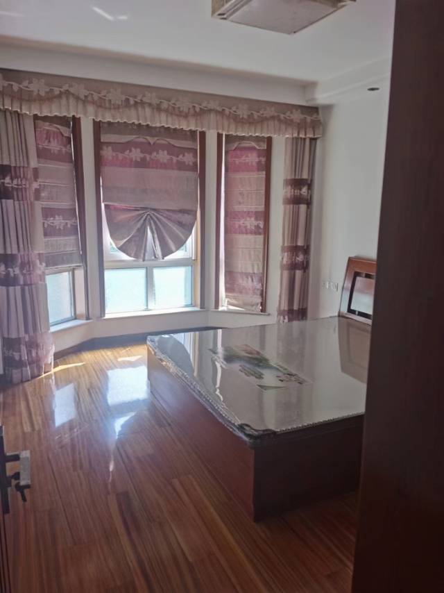 盛世华城，3室2厅1卫，102㎡，精装，租金3000元/月 租房