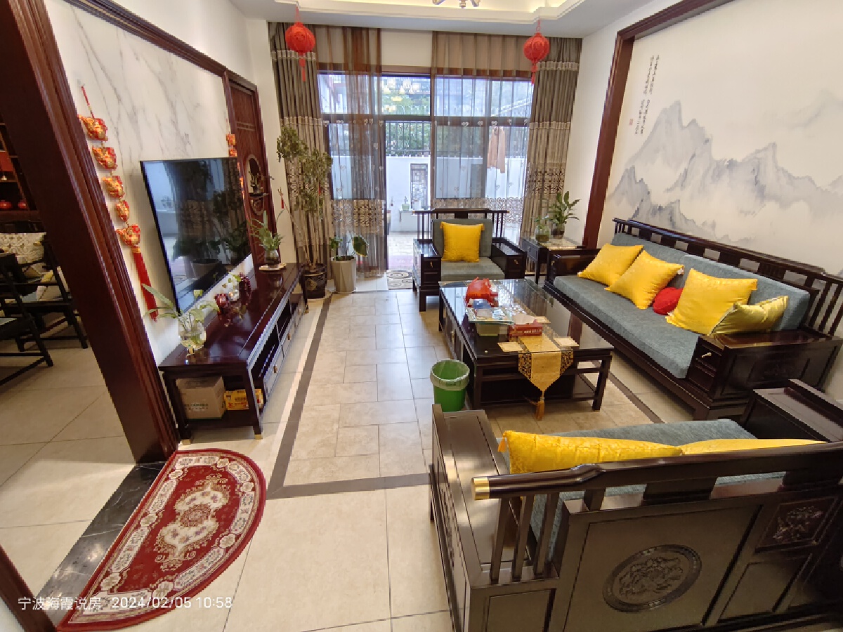 玉容山庄5室2厅2卫，198.00㎡，售价145.00万 二手房