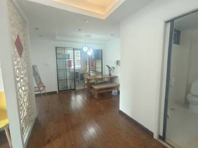 盛世华城，3室2厅1卫，95.8㎡，售价215万