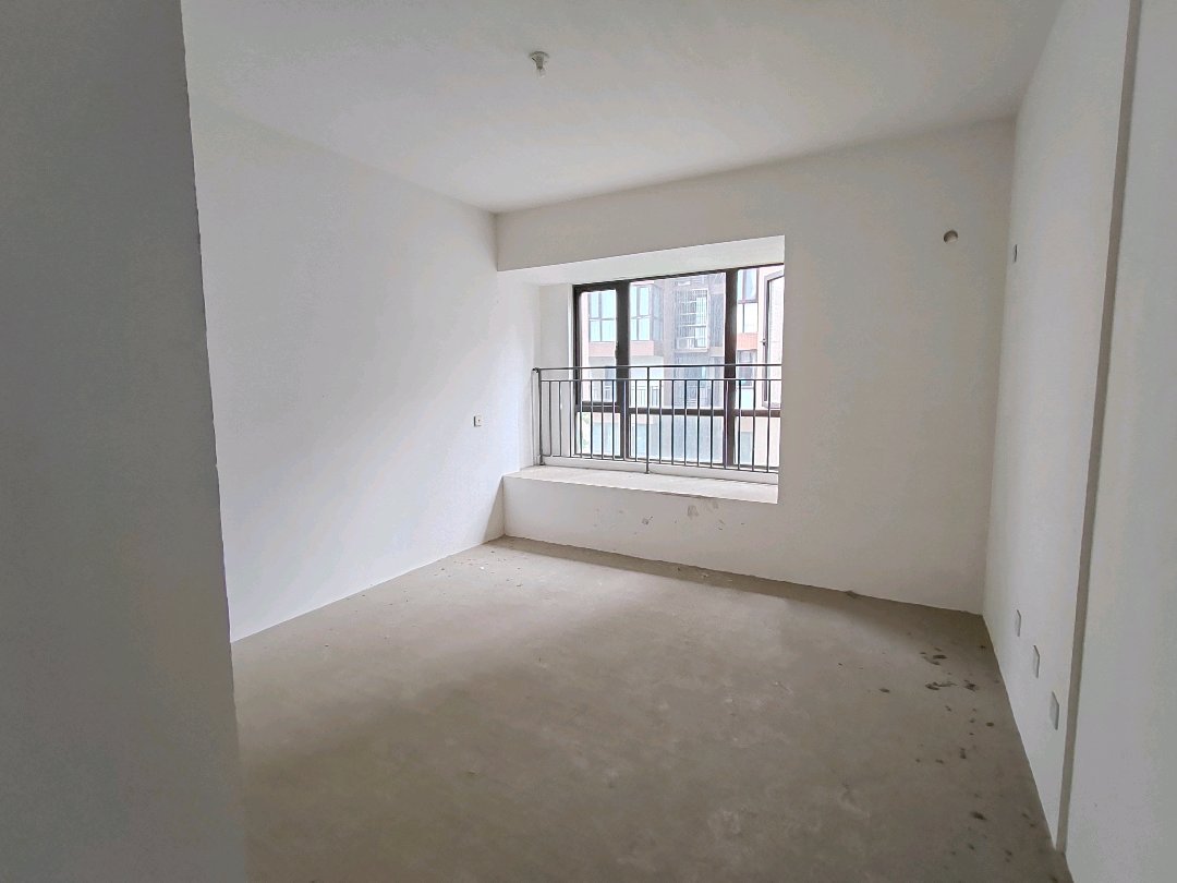 新筑鼎峰，4室2厅2卫，142.00㎡，毛坯，售价160万 二手房