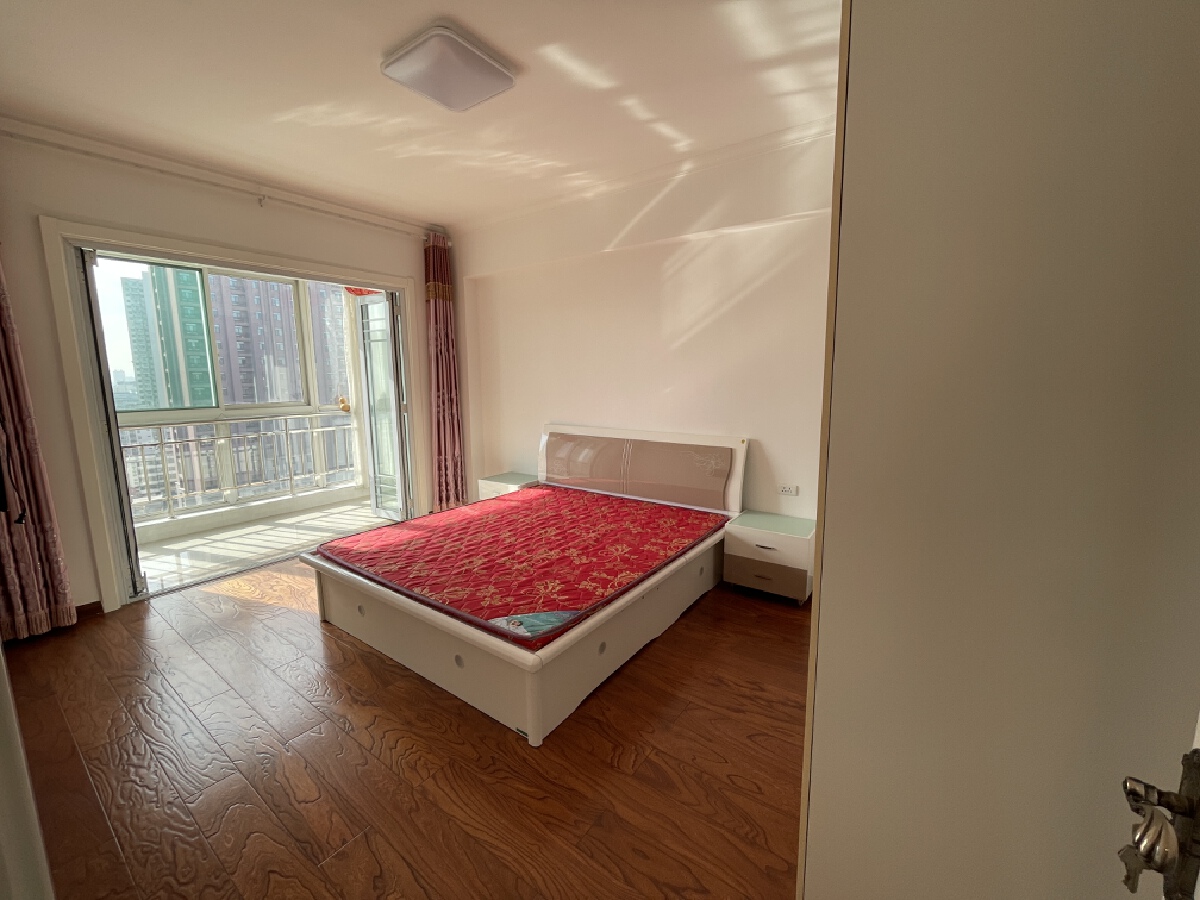 尚东书苑，3室2厅1卫，135㎡，精装，售价66万 二手房