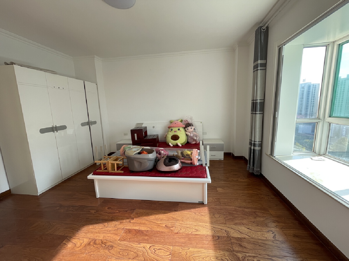 尚东书苑，3室2厅1卫，135㎡，精装，售价66万 二手房