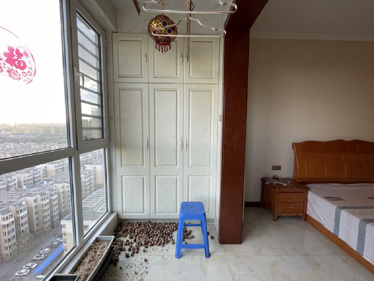 离柳小区，4室2厅2卫，170㎡，精装，售价52万 二手房