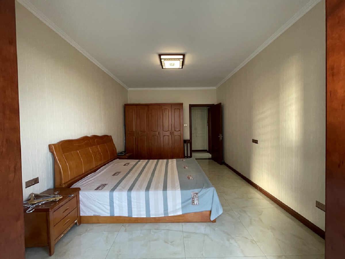 离柳小区，4室2厅2卫，170㎡，精装，售价52万 二手房