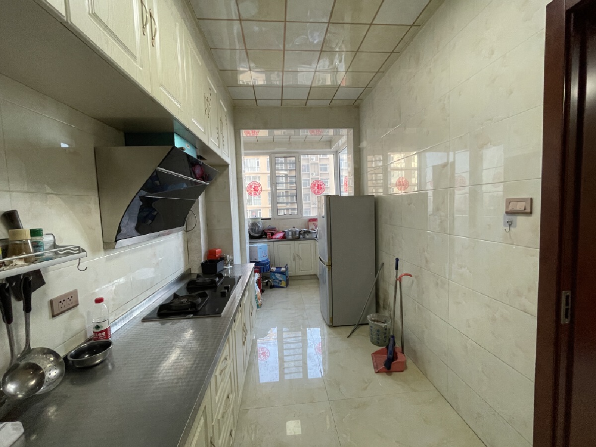 离柳小区，4室2厅2卫，170㎡，精装，售价52万 二手房